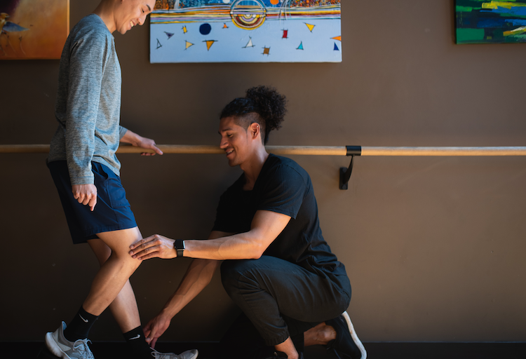 Dr. Marcus Bertolero attend patients knee pain treatment